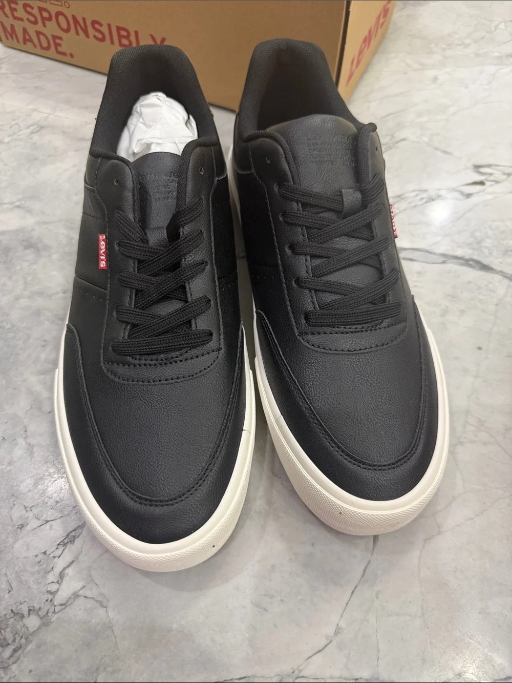 Levis sleek black